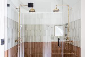 奥兰治The Richland的浴室设有淋浴,配有两个灯