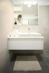 斯祖贝莱克Apartmány 316 a 317 Vila Zuberec的白色的浴室设有水槽和镜子