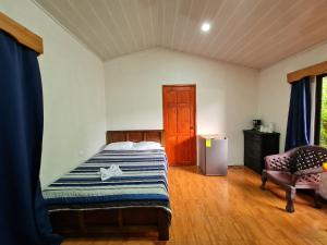 德雷克Osa Corcovado Lodge的一间卧室配有一张床,铺有木地板
