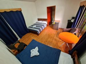 德雷克Osa Corcovado Lodge的客厅配有床和桌椅