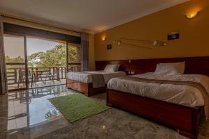 卡巴莱Bunyonyi Overland Resort的酒店客房设有两张床和一个阳台。