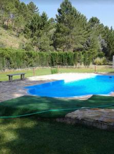 里奥帕尔Casa Rural Riópar, luxury in nature的一座带蓝色海水游泳池的高尔夫球场
