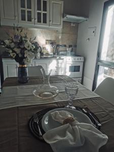 图努扬Complejo Nogales的一张桌子,上面有盘子和花瓶