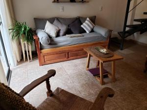 图努扬Complejo Nogales的客厅配有沙发和桌子