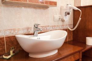 桑多梅日科罗纳酒店的浴室配有白色水槽和吹风机