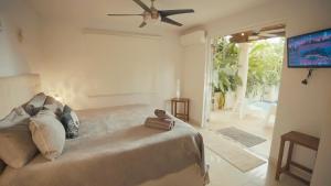 圣胡安Relaxing Oasis with Pool heater and Cabana的一间卧室配有一张带吊扇的床