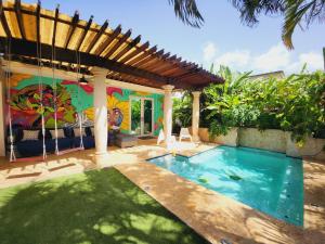 圣胡安Relaxing Oasis with Pool heater and Cabana的庭院中带游泳池的房子