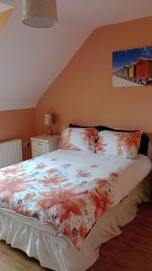 班多伦Bundoran Guesthouse的一间卧室配有一张带花卉床罩的床