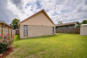 新奥尔良Quaint New Orleans Home about 10 Mi to Bourbon St!的院子中砖房,有栅栏