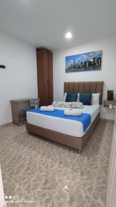 里奥内格罗Finca Hotel Zona Franca的一间卧室,卧室内配有一张大床