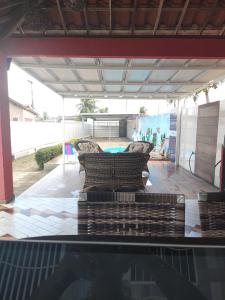 卢塞纳Casa temporada Lucena的一个带两张沙发的庭院和一个游泳池