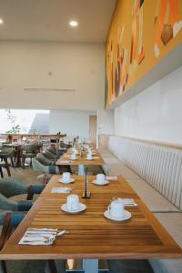 伊拉普阿托Gran Hotel Concordia的用餐室配有木桌和椅子