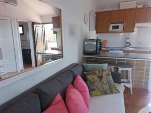 圣巴托洛梅Bungalow Playa del Ingles的带沙发的客厅和厨房