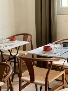 巴黎德斯贝奥克斯爱慈酒店的两张桌子和椅子,上面有红杯