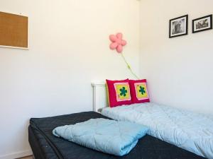 诺德堡Holiday home Nordborg XXVI的卧室配有两张床,墙上配有一个气球
