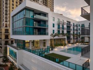 西棕榈滩AKA West Palm的享有带游泳池的建筑的空中景致