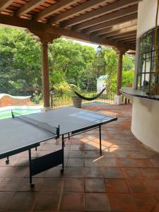 危地马拉Casa vacacional en escuintla的天井上的乒乓球桌