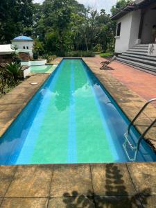 危地马拉Casa vacacional en escuintla的蓝色和绿色的游泳池