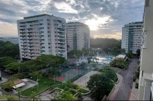 里约热内卢Apartamento por temporada RJ próximo ao Riocentro, Parque Olímpico e Jeunesse Arena的享有城市和高楼的景色