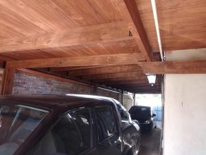 普洛缇尔Descanso Los Alamos的停放在带木制天花板的车库内的汽车