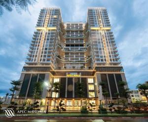 绥和市Kings House Apec Condotel Phú Yên的一座大型建筑,两座高楼