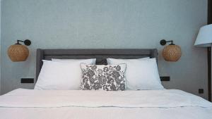费特希耶S-Cape Hotel Fethiye的一张带两个枕头的床和两盏灯
