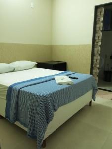 尤西德福拉Hotel Vitalle的一间卧室配有一张带蓝色毯子的床