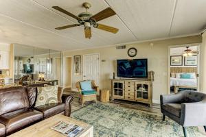 阿米莉亚岛Oceanview Upper Unit Condo的客厅配有吊扇和电视。