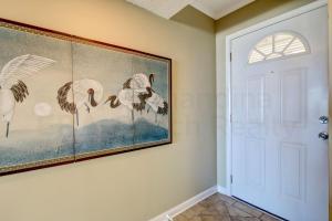 费南迪纳比奇Atlantis Oceanfront Condo的门旁墙上的火烈鸟画