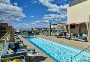 丹佛哈尔西恩樱桃溪酒店的一座带躺椅的建筑屋顶上的游泳池