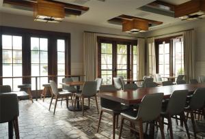 蒙特雷阿夫雷戈酒店的一间会议室,配有桌椅和窗户