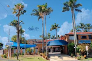 安特兰斯萨普海瑞汽车旅馆的一座楼前有棕榈树的酒店