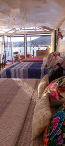 普诺Uros TITIKAKA the Best lodge的海景客房 - 带两张床