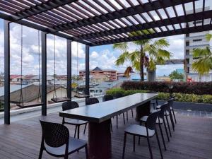 古晋Armadale Residence 3R3B Gala City Airport的一张桌子和椅子,享有海景