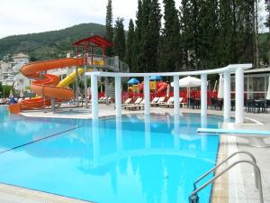 波罗斯Kamares Apartments ΕΕ的一个带水滑梯的大型游泳池