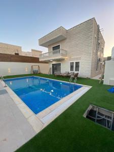 杰里科villa star的一座房子后院的游泳池