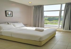 宋溪1108 Hotel Sungkai的一间卧室设有一张大床和大窗户