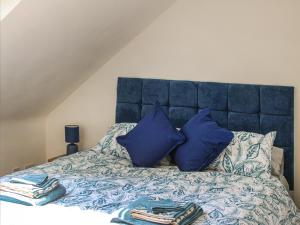 LenwadeNo, 2 Badger Sett-uk44307的一张带蓝色床头板和蓝色枕头的床