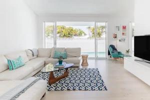 努萨角Poinciana House—Luxury Noosa Retreat close to Beach的客厅配有白色沙发和电视