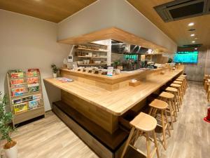 新宫市AJITO Hostel & CafeBar的餐厅设有长凳台