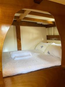 比谢列Veliero in Legno的卧室配有2张双层床和白色床单