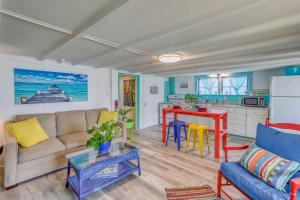 默特尔比奇Colorful Murrells Inlet Gem with Outdoor Space!的客厅配有沙发和桌子