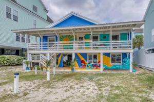 默特尔比奇Colorful Murrells Inlet Gem with Outdoor Space!的一座色彩缤纷的房屋,上面有壁画