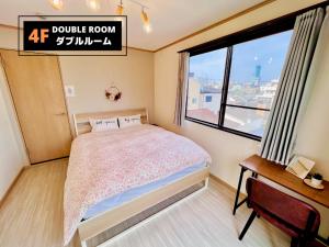 大阪Jen's House Osaka的一间小卧室,配有床和窗户