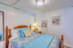 默特尔比奇Murrells Inlet Apartment with Direct Beach Access!的一间卧室配有一张带蓝色棉被的床