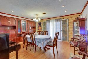 劳顿Lawton Home with Deck, Near Casinos and Museums!的一间带桌椅的用餐室