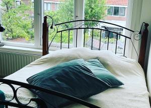 乌得勒支BeBaBops Homestay Utrecht的一张位于带窗户的房间的床