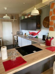 FresachWohnung in Kärnten Nähe Millstättersee的厨房配有带红色餐巾的木制台面