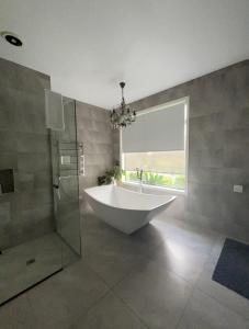 坎布里奇Envisage Estate的带浴缸的浴室和窗户。