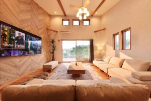 白滨Crystal Besso Shirahama的带沙发和平面电视的客厅